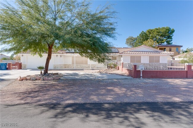 Photo - 2121 Rosanna St