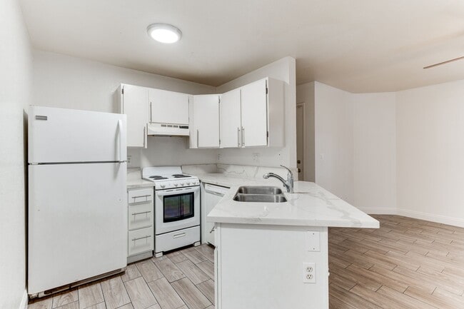 Building Photo - Stylish Condo Near the Strip & Convention Center!