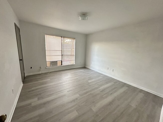 Photo - 405 11th St SW