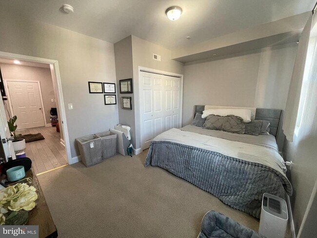 Photo - 667 N 39th St Unidad 2