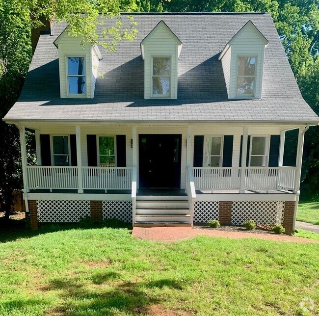 Building Photo - Two-Story Cape Cod- 3 Bed 2 Bath Greensbor... Rental