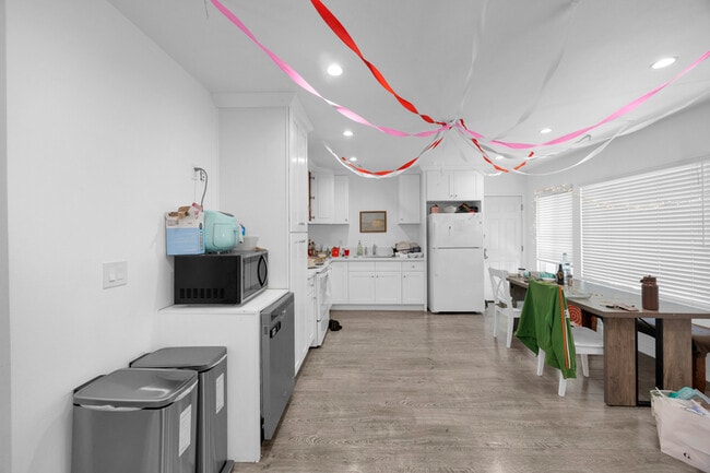 Photo - 570 N Cambridge St