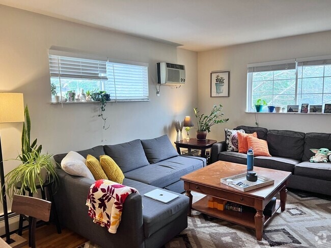 Building Photo - SPACIOUS 2 BR IN HYDE PARK WITH GARAGE Unit 04 Rental