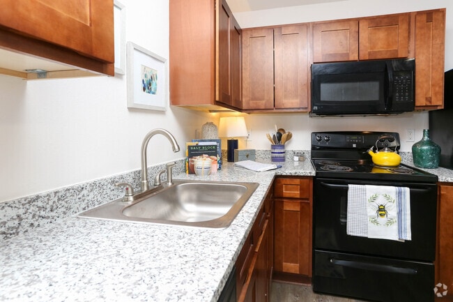 2BR, 2BA - 931 SF - Kitchen