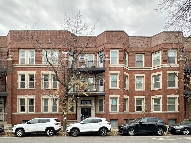 Building Photo - 4118 N Clarendon Ave