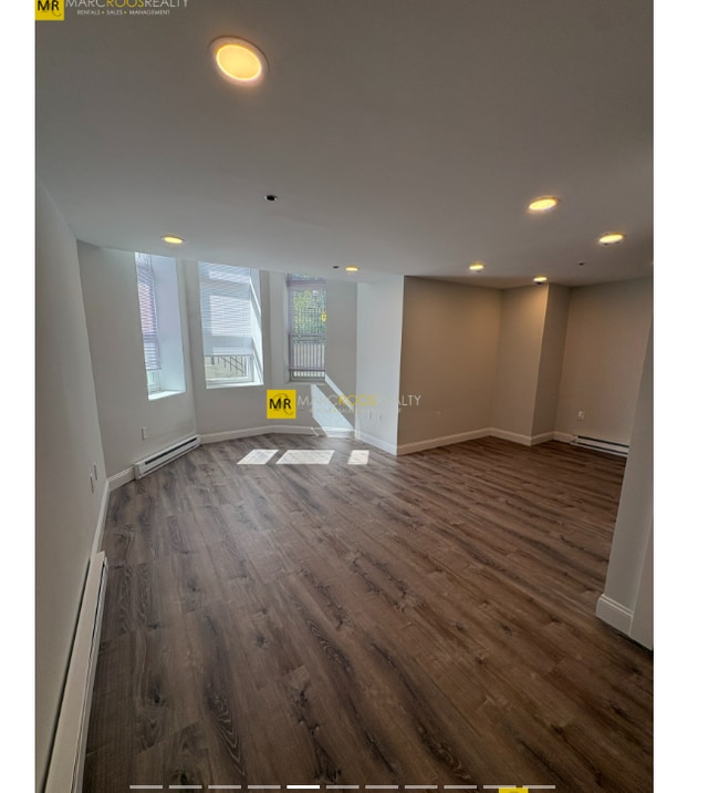Building Photo - 131 Park Dr