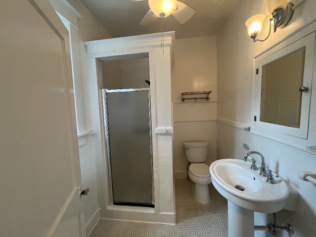 Photo - 845 University St