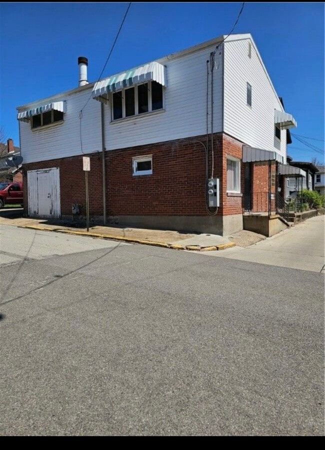 Photo - 915 Corbet St Unidad 331 School Alley