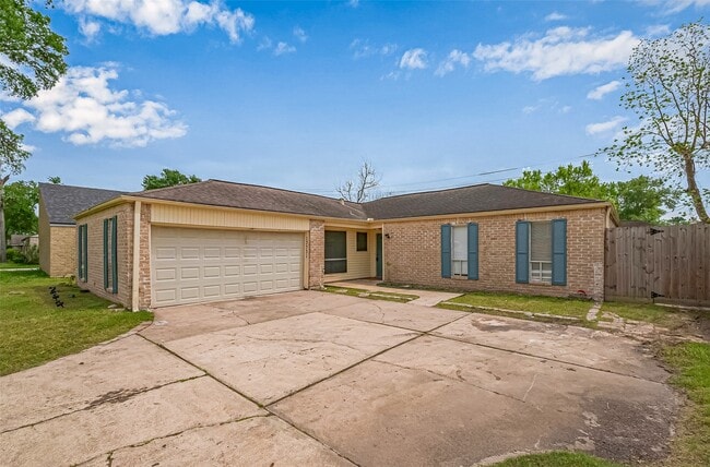 Building Photo - 13731 Greenway Dr