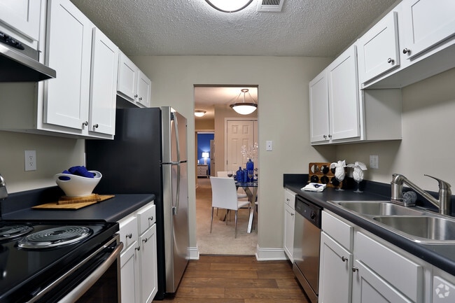 Armarios blancos completamente nuevos con acabados de níquel y electrodomésticos de acero inoxidable elevan tu estilo de vida - Sterling Bluff