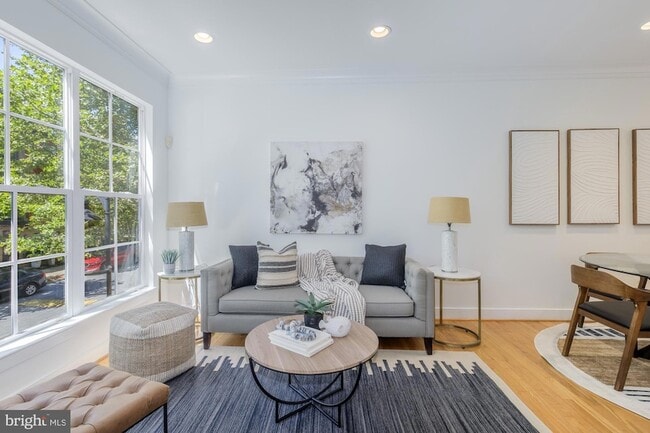 Photo - 4548 Longfellow St