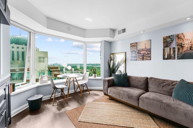 Building Photo - 125 Yorkville Ave