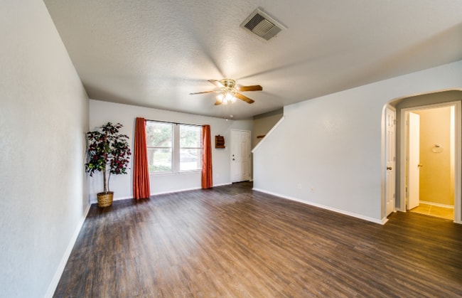 Photo - 8914 Kestrel Oak