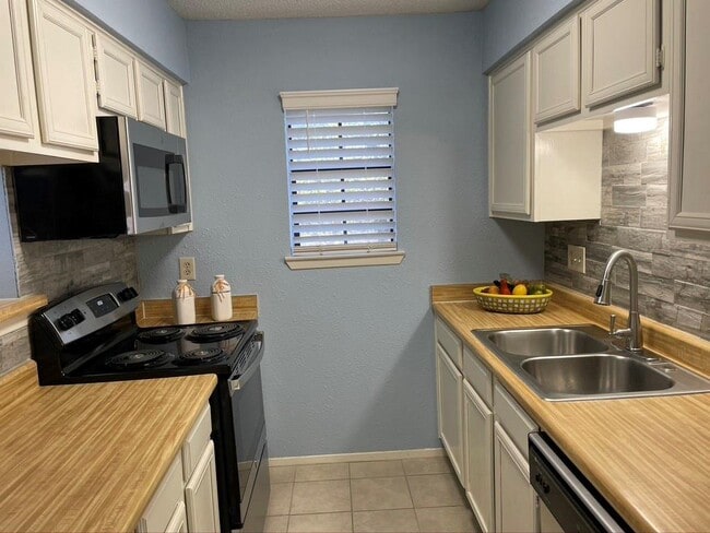 Photo - 4159 Steck Ave Unidad 275