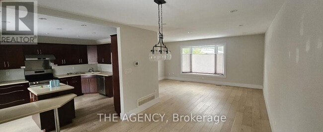 Photo - 289 Emerald Isle Ct