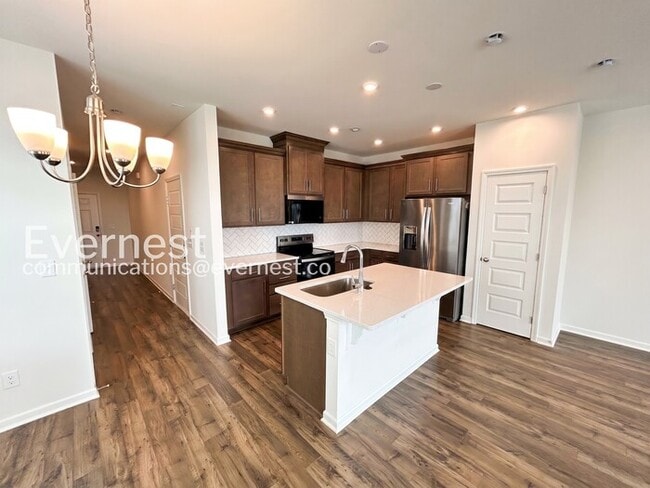 Photo - 3 Bed/2.5 Bath Townhome with Garage / Pet-Friendly / Available Now!