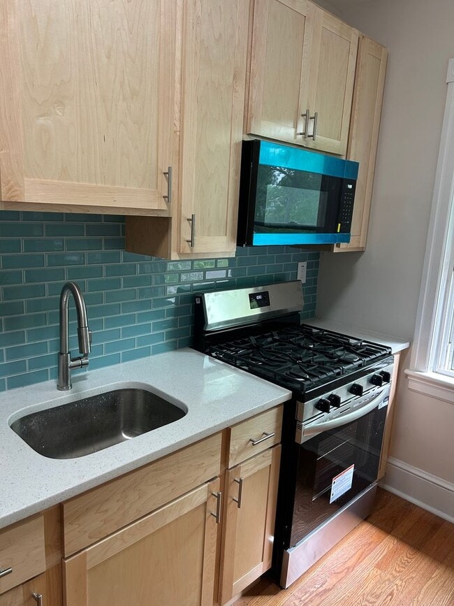 Building Photo - Renovated 2 Bed Apartment 1 block to downtown with Laundry and Central Air Unit B