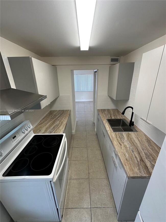 Building Photo - 1715 N 16th Ave Unit 202 Rental