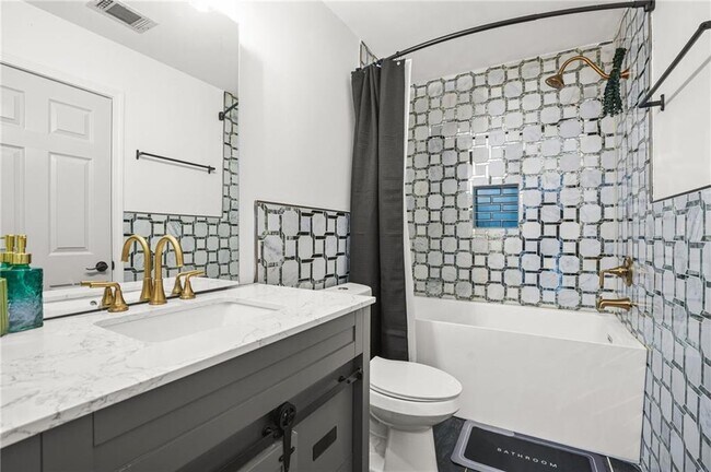 Photo - 545 Elmwood Rd NW