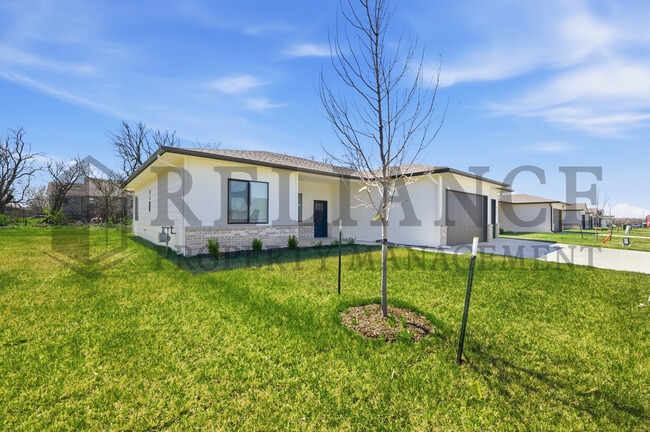 Photo - 725 Elmwood St
