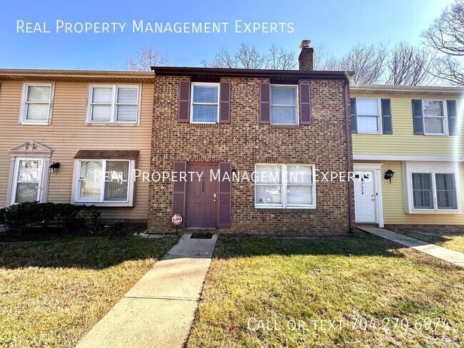 Building Photo - Charming 3BR/1.5BA Townhouse in Charlotte!