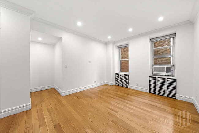 Photo - 26 E 63rd St Unidad 2C