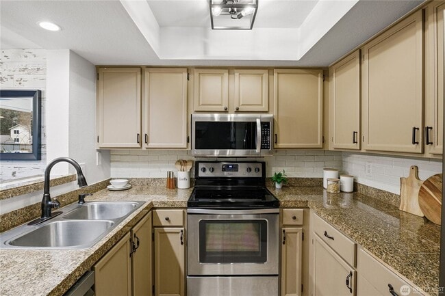 Photo - Spacious 2-Bedroom Ground Floor Condo with Private Yard in Kirkland Unit L105
