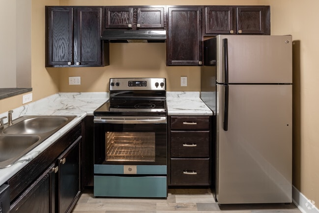 2BR, 1BA - 850 SF