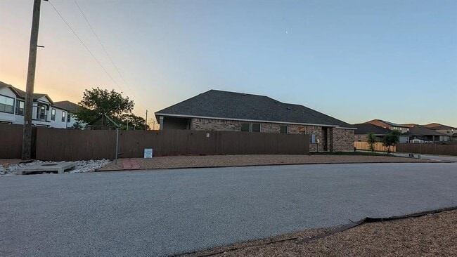 Photo - 612 Ayinger Ln