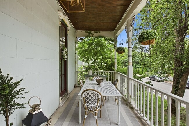 Photo - 324 W 9th St