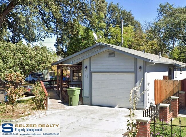 Building Photo - Cozy 3 bd. home on a conveniently located corner lot!