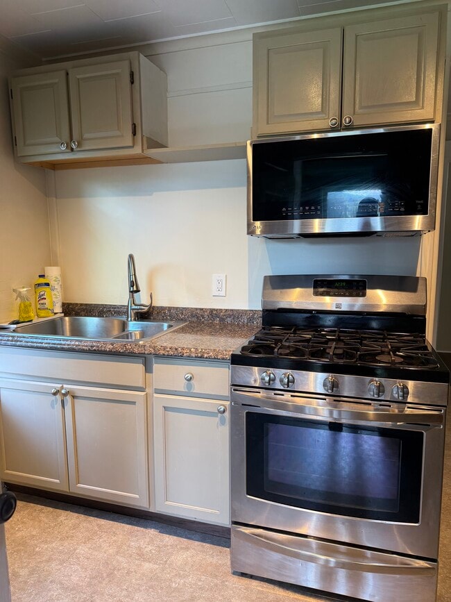 Building Photo - 308 Robinson St Unit 2 Bdrm