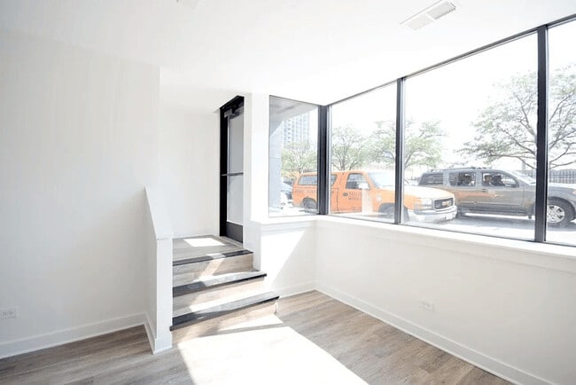 Photo - 946 W Montrose Ave