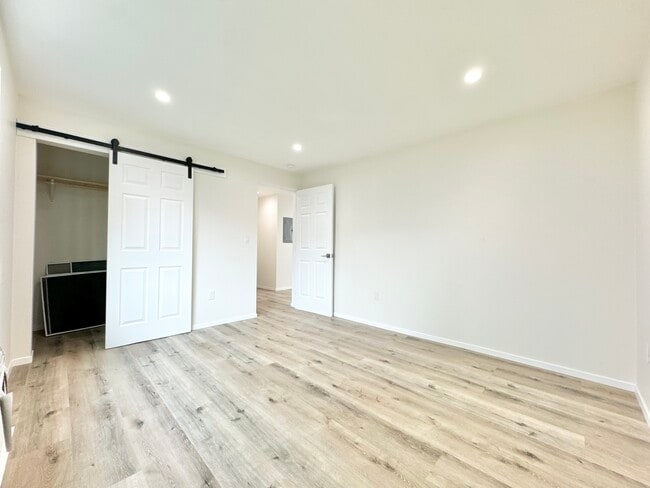 Photo - 14615 Gilmore St Unidad 1