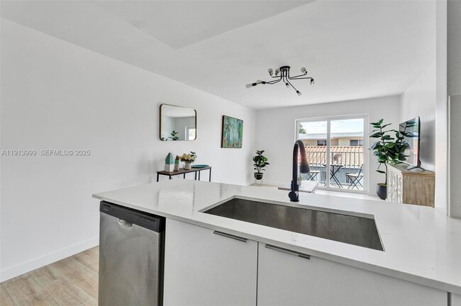 Photo - 620 SW 10th St Unit 202