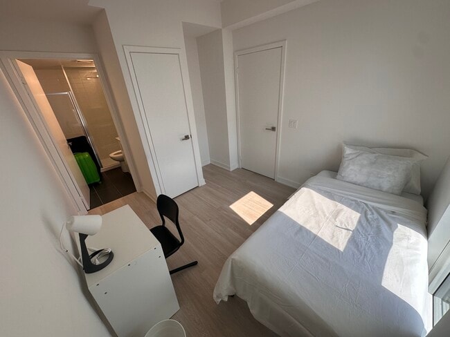 2 - 30 Tretti Wy Unit Master Bedroom