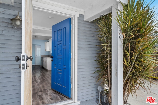 Photo - 2738 Cloverdale Ave