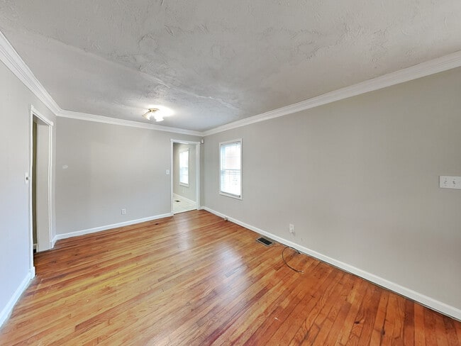 Photo - 369 Enota Pl SW