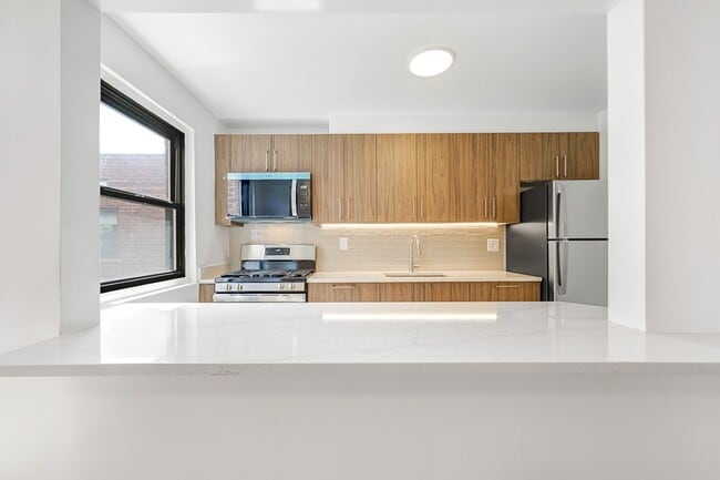 2329 Hudson Terrace Unit E14 - Renovated 2/Bdrm 1/Bath