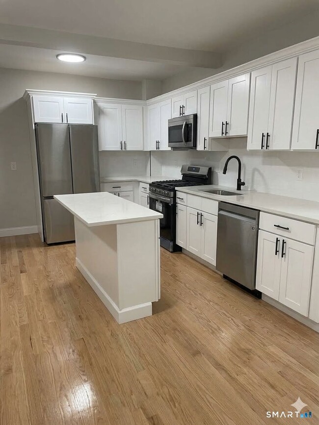 Building Photo - 560 Howard Ave Unit 3