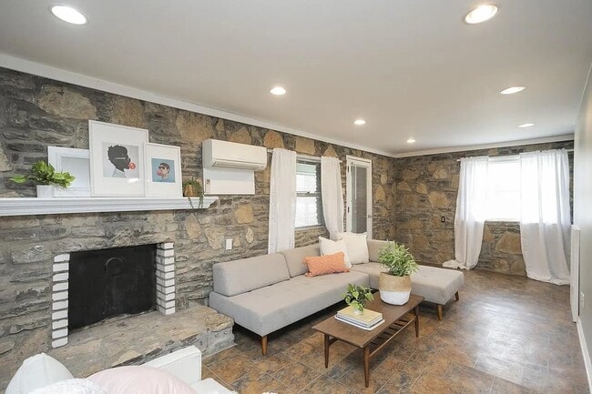 Building Photo - 327 Vivelle Ave