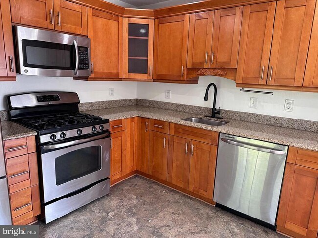 Building Photo - 5960 Millrace Ct Unit B304
