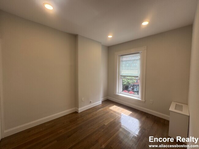 Photo - 225 Newbury St Unidad 9H