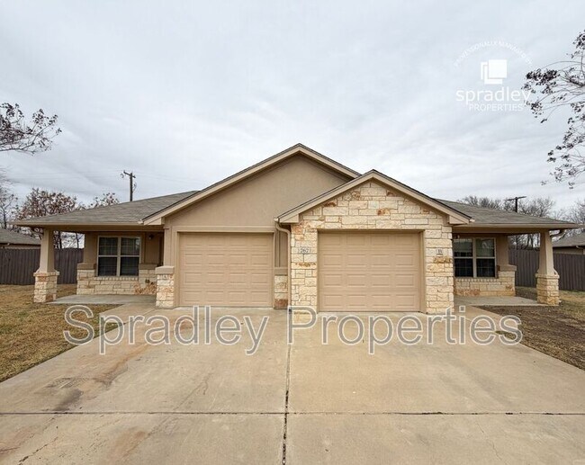 Building Photo - 4625A Teesh Dr