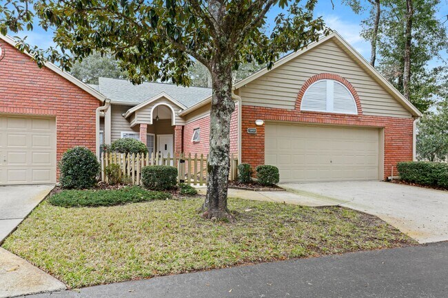 Three Bedroom Two Bath Home in NW Courtyards - Three Bedroom Two Bath Home in NW Courtyards