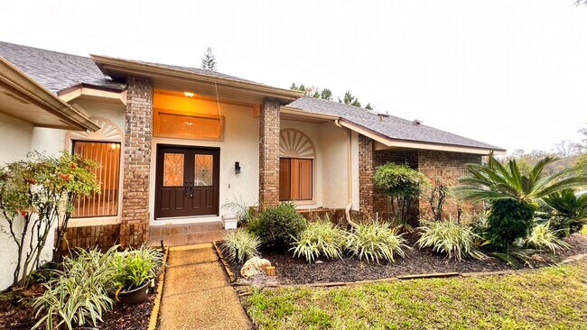 Photo - Charming 3-bedroom, 2 -bathroom pet friend...