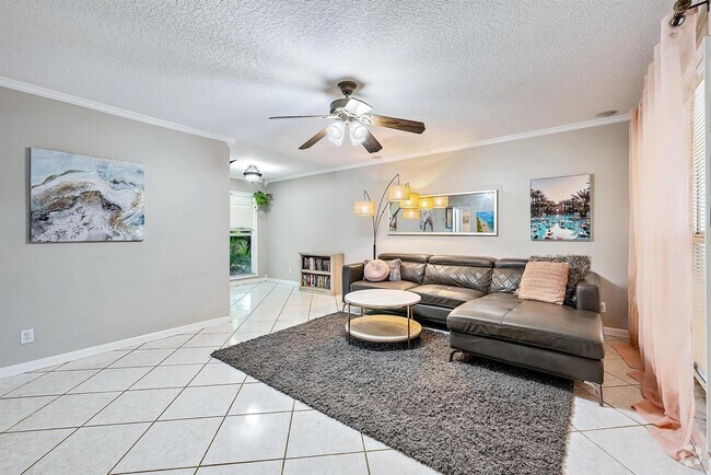 Building Photo - 733 Hummingbird Way Unit 10 Rental