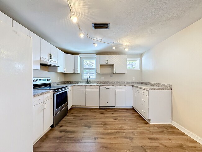 Photo - 2380 Bay St