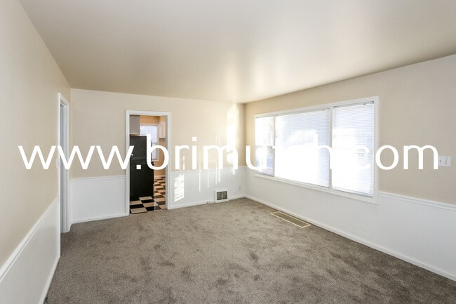 Photo - 1105 Laird Ave S