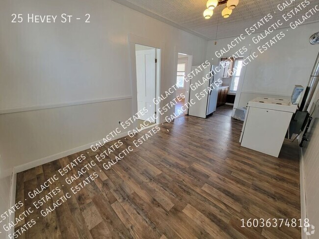 Building Photo - 2nd floor dead end street 2 bed 1 bath apa... Unit 2 Rental